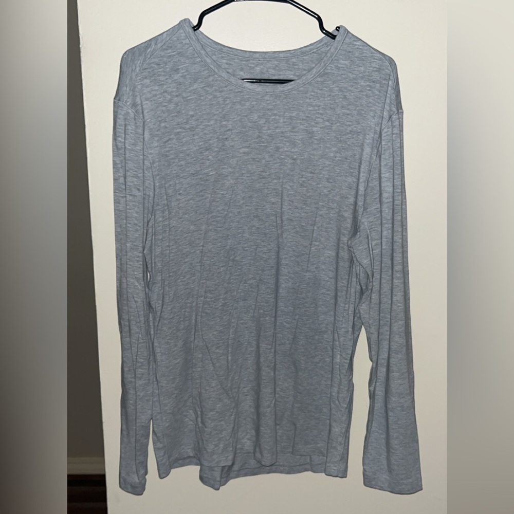 Men’s lululemon large heathered grey long sleeve crewneck shirt white logo